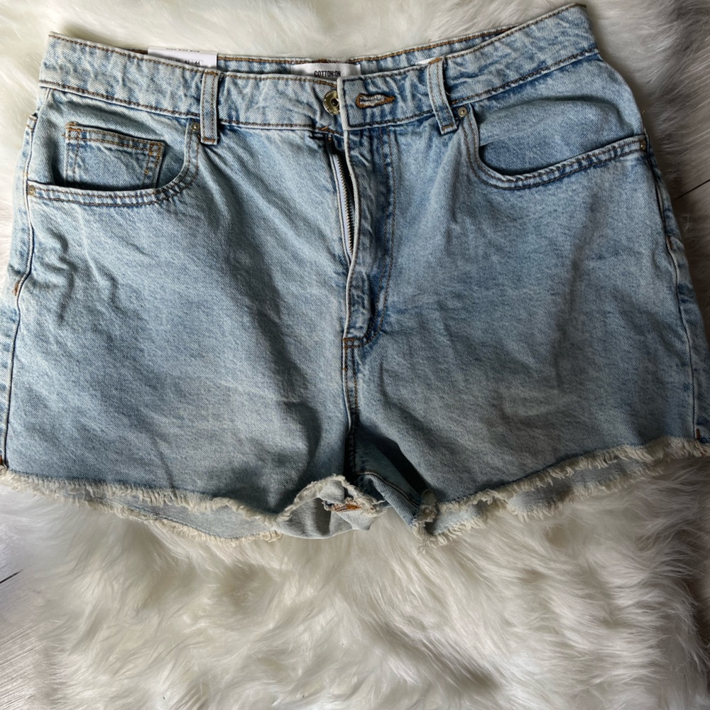 Brand new Denim Shorts! Fringed ends & light washed. Perfect condition & so cute